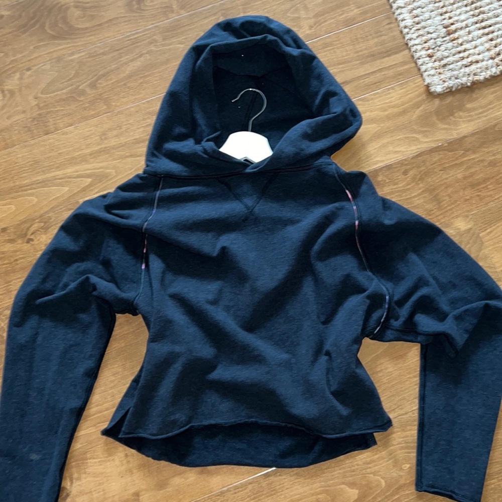 LULULEMON CROPPED HOODIE